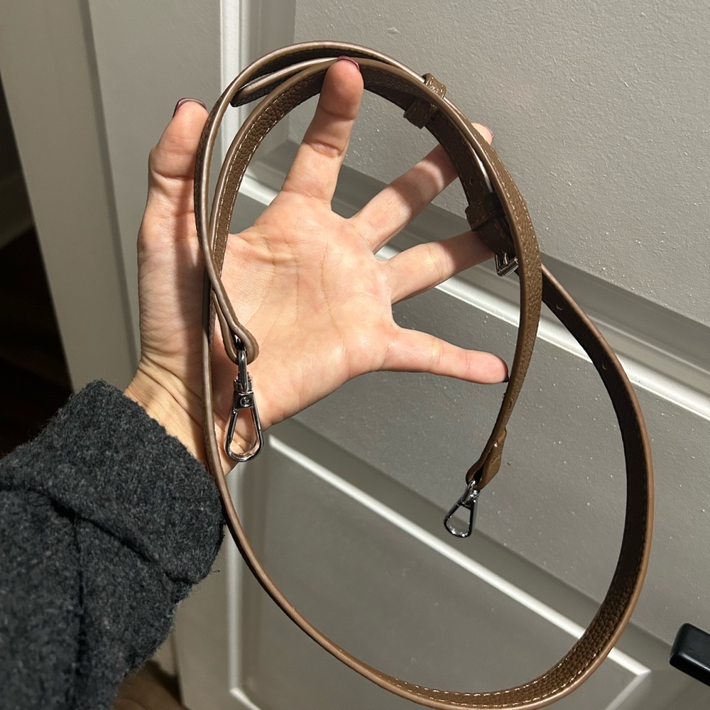 Elegant Brown Leather Handbag - Picture 3 of 10